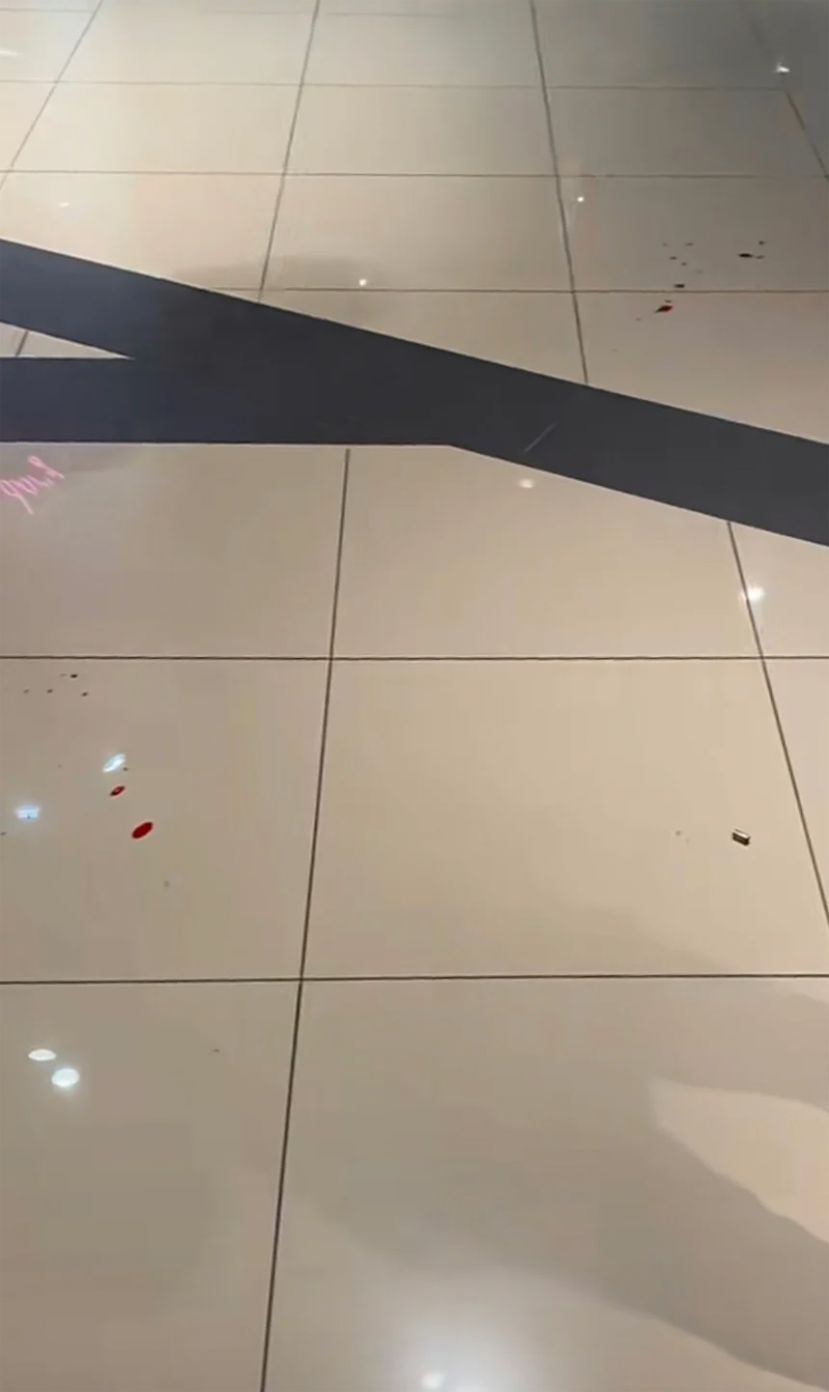 商场珠宝店惊传劫案 地面现血渍 留弹壳