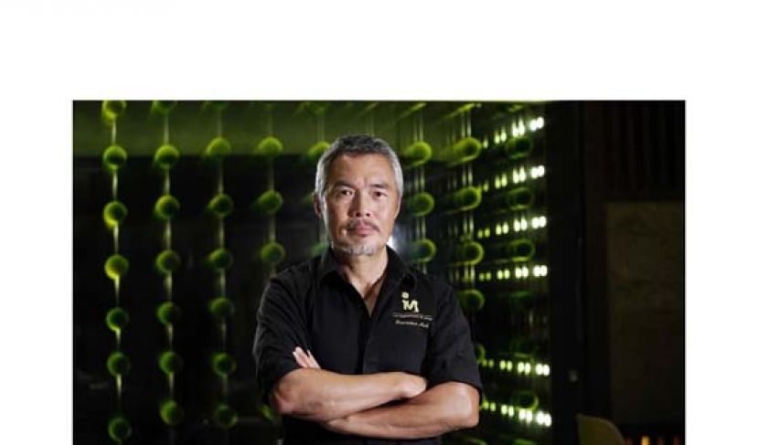 Mok San 入行超过四十年，2013年创立I M Teppanyaki &amp; Wine，餐厅自2017年起，均取得米芝莲一星殊荣。