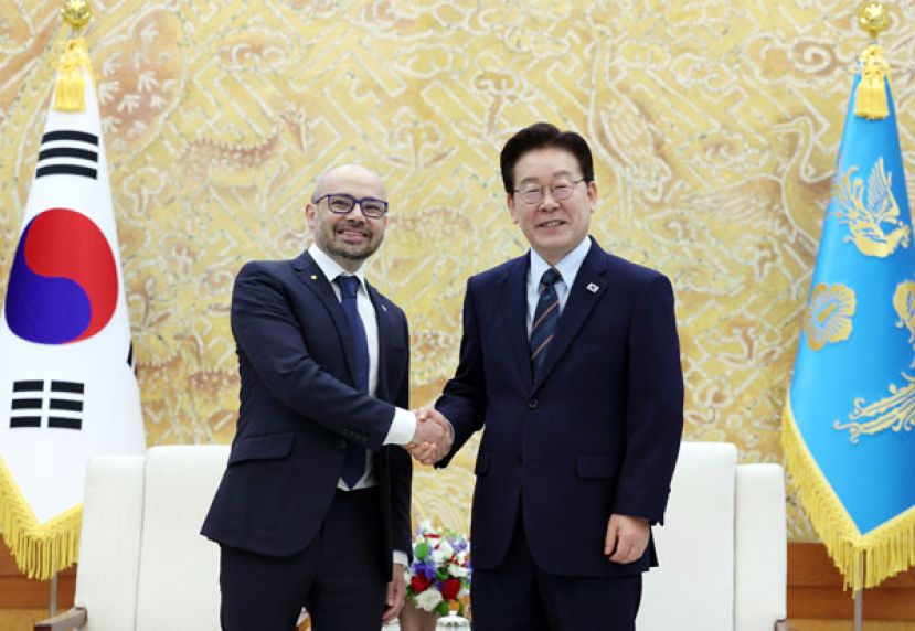 韩国总统李在明27日下午在青瓦台春秋馆接见Google DeepMind创办人兼执行长哈萨比斯。