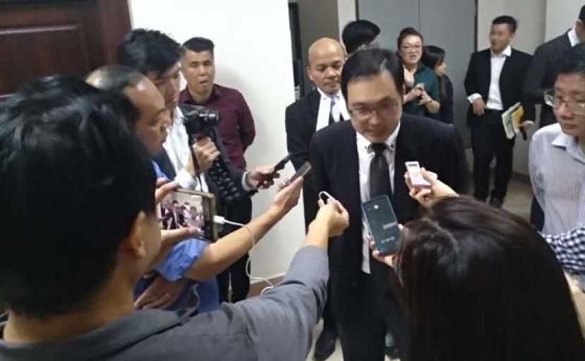 张健仁向媒体发表谈话。