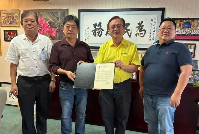 罗克强（右2）由毕打拿忠福宫主席许义华（左2）接过寻求拨款函件；右为该宫副秘书张荣华；左是中医义诊团筹委陈中兴。