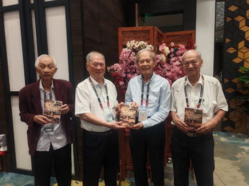全球南大校友联欢会筹委会主席黄寿凑（左二）将《难忘云南园》移交给联欢会大会主席拿督张泰卿。左为砂拉越南洋大学校友会会长林仲国，右为《难忘云南园》编著者李福安，他也是2011年度砂拉越南洋大学校友会会长。