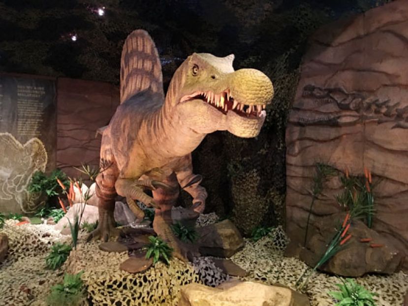 图示：栩栩如生的恐龙让人仿佛置身侏罗纪公园。