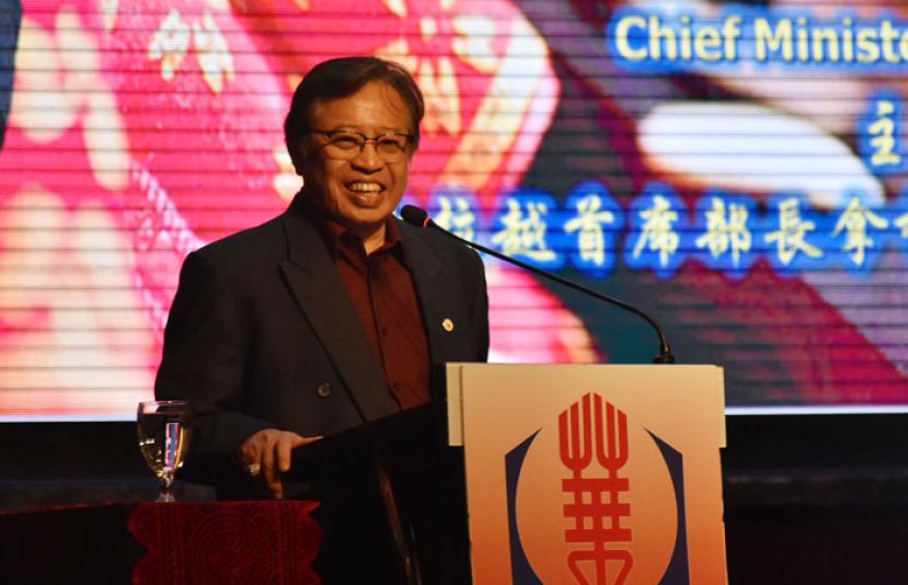 砂首长拿督巴丁宜阿邦佐哈里在晋汉连省华总新春团拜晚宴上致词。