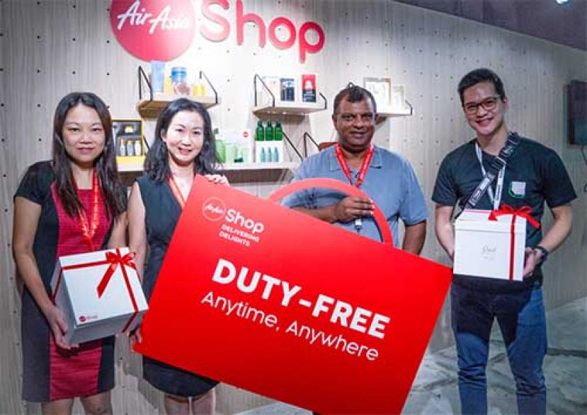 （左起）AirAsia.com辅助收入部主管璐莎、AirAsia.com首席执行员陈家欣、亚航集团首席执行员丹斯里Tony Fernandes及Teleport首席执行员Pete Chareonwongsak为AirAsia Shop主持开幕。