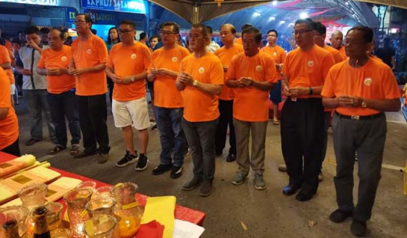 炉主、副炉主、头家及理事会成员秉告伯公起程回宫。