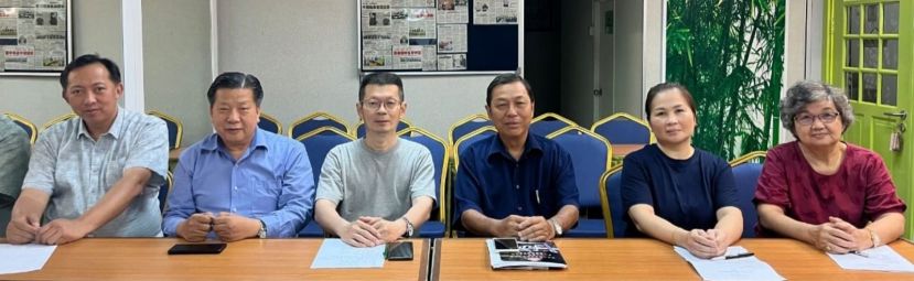 中砂六桂堂宗亲会主席江宗兴（左2）与该会歌赛筹委们合影；右起为龚巧芳、林顺美、江先发、洪长恩等人。