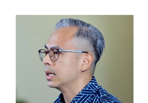 通讯部长法米。