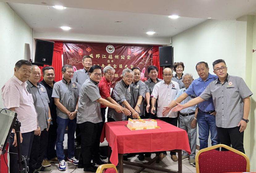 贵宾与主办方领导共切迎春蛋糕。