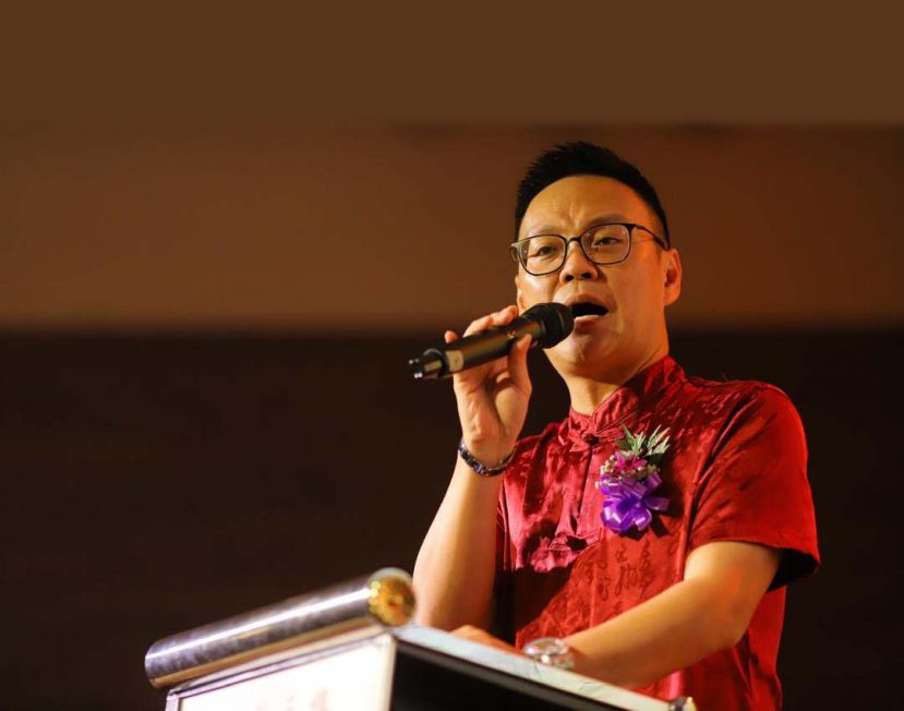 砂人联党青年总团秘书长符祥威抨击一些政客亵渎民主政治，唯恐天下不乱；正事不做、经济不兴、教育不顾，只懂得争权夺利，为个人利益置人民于水火之中。