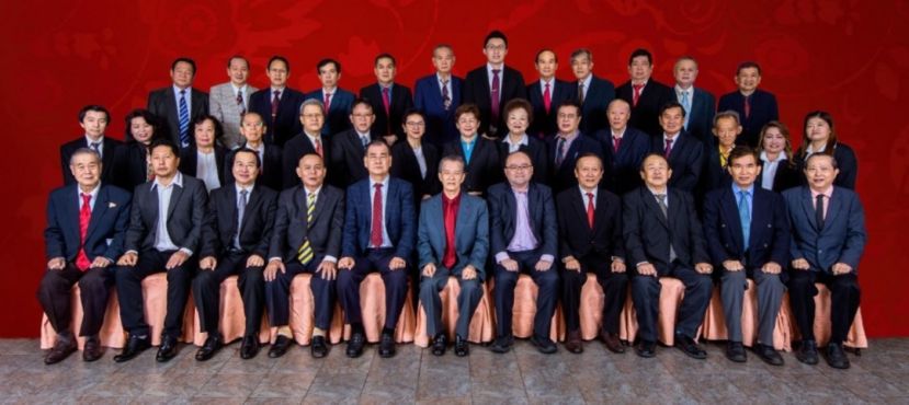 古晋省民众联谊团体总会会长本固鲁陈兴枝（左6）与总会癸卯年新春联欢晚会筹备会成员合影；左7为筹备会主席甲必丹拿督刘思乐等人。