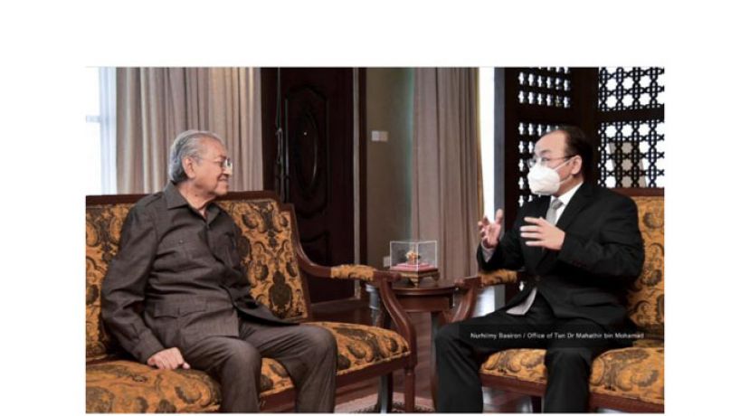 敦马哈迪（左）与欧阳玉靖进行交流。