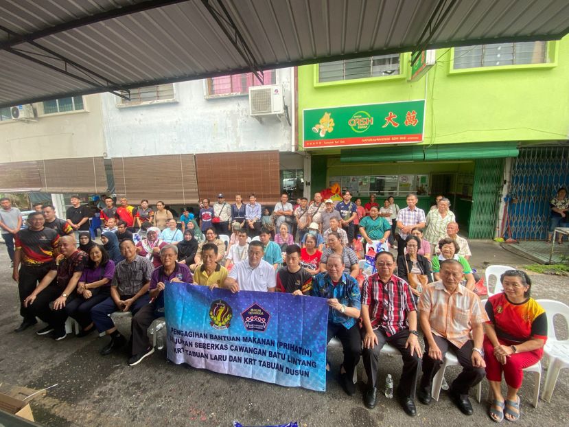 施志豪派发60份食品援助篮给单亲妈妈、贫困家庭及弱势群体