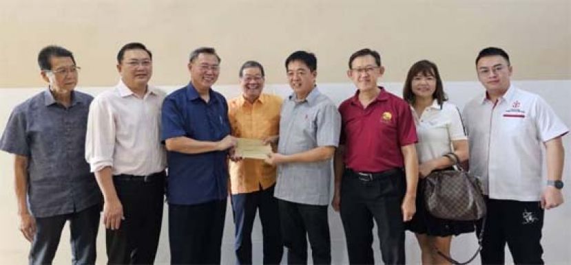 首届婆罗洲妈祖文化节庆典大会主席许义华（右4起）礼貌拜会砂文化研究学会会长拿督邓伦奇、古晋海南公会主席张光福移交邀请出席活动信函；右3为薛华东等人。