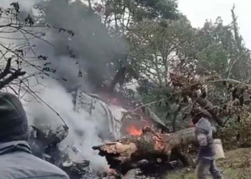 直升机压断大树，起火燃烧并冒出浓烟。