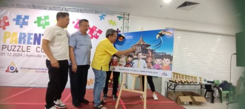 主宾拿督阿玛沈桂贤（右一）为活动主持开幕礼时摄。