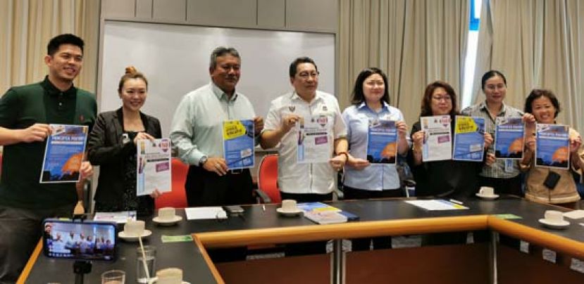 古晋南市市长拿督黄鸿圣（左4）与众人合影于新闻发布会后。