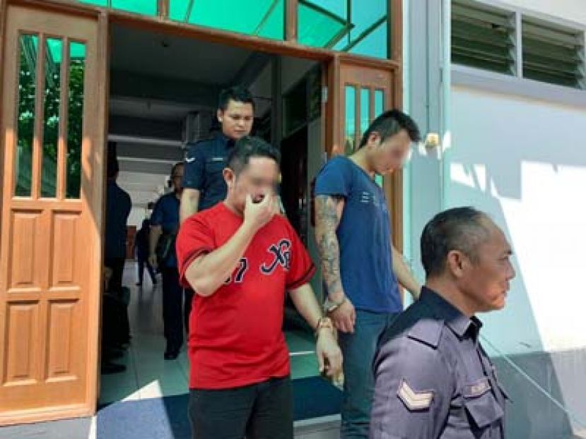 假藉福利部名义诈骗伊班农民6千令吉的马来男子(红衣者）落网，被带上法庭申请延长扣留做进一步调查。