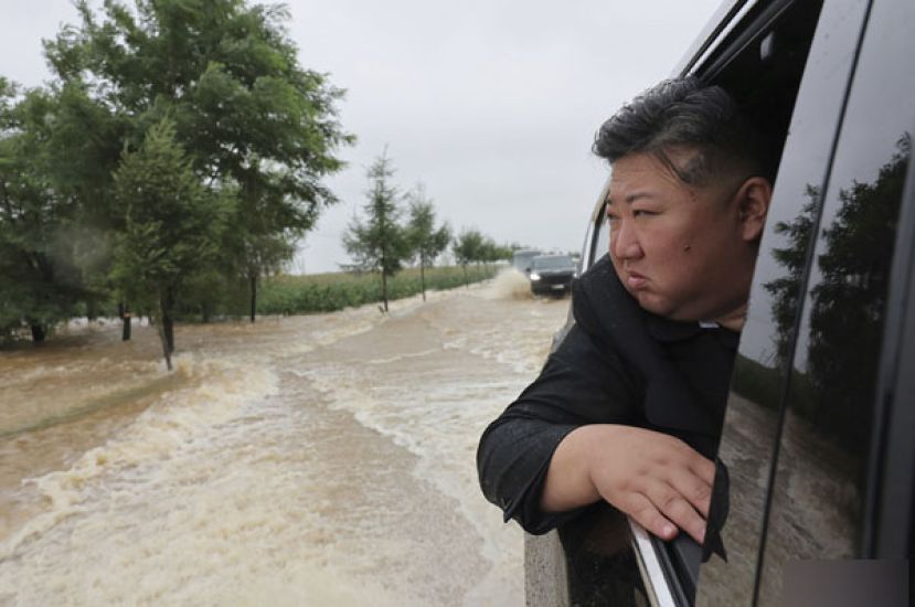 金正恩去年7月搭乘黑色大型休旅车前往勘灾，水淹到车轮处。