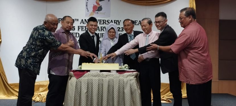在砂聋人运动会10周年的庆典上进行切蛋糕仪式时摄。