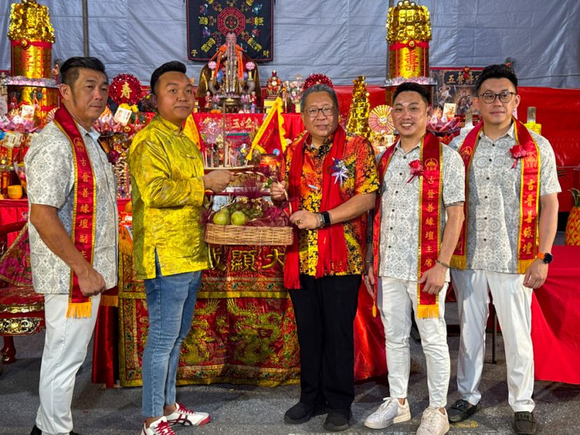 坛主陈支丰(左二)赠送水果礼篮给予古晋南市市长黄鸿圣(右三)。左为善缘坛副主席 吴执豪；右起为善缘坛庙祝张善清及主席叶汉洲。