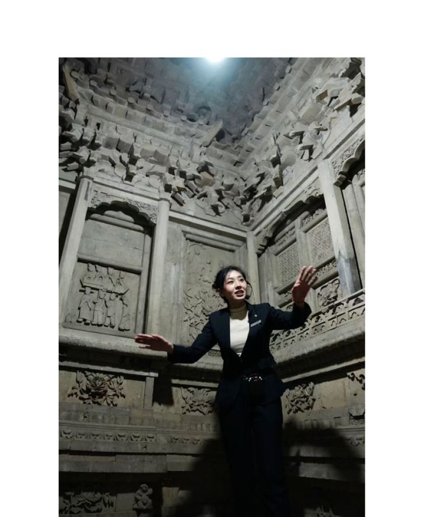 稷山马村砖雕墓是中国重点文物保护单位，讲解员为游客讲解墓里的砖雕&ldquo;二十四孝图&rdquo;。 