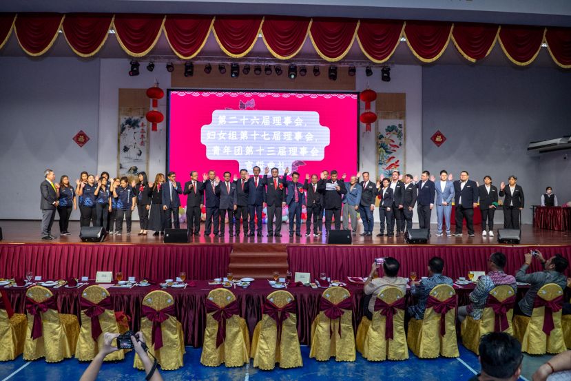 砂拉越副总理兼砂公共卫生房屋及地部长拿督阿玛沈桂贤（左一）见证下，晋汉省广东会馆主席沈象文（中）率领新届理事会、妇女组及青年团宣誓就职。