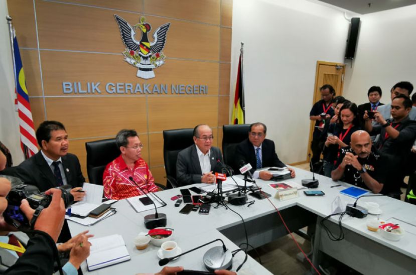 砂副首长拿督阿玛道格拉斯（中）主持灾难管理委员会会议。