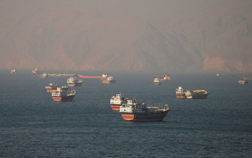 停靠在荷莫兹海峡的油轮，非文中所指油轮。
