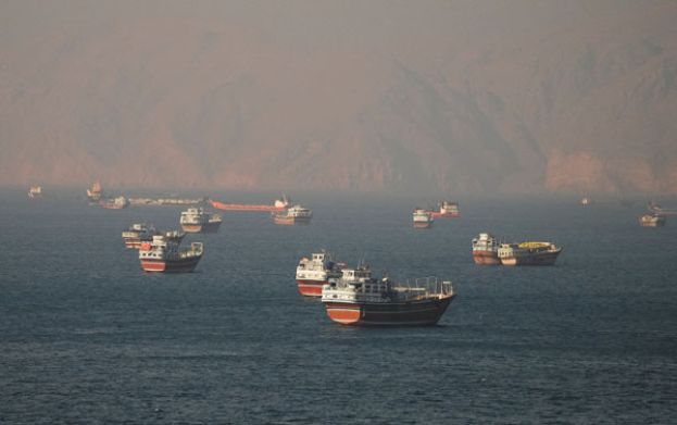 停靠在荷莫兹海峡的油轮，非文中所指油轮。
