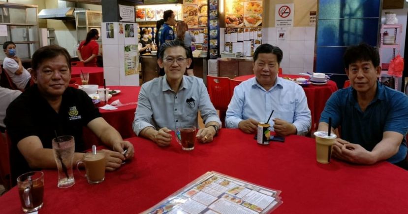 砂人联党中央副主席薛华东（左2起）与砂医总会长江宗兴、台湾著名中医许国模交流；左一是人联党峇都林当支部办义诊筹委会主席陈中兴。