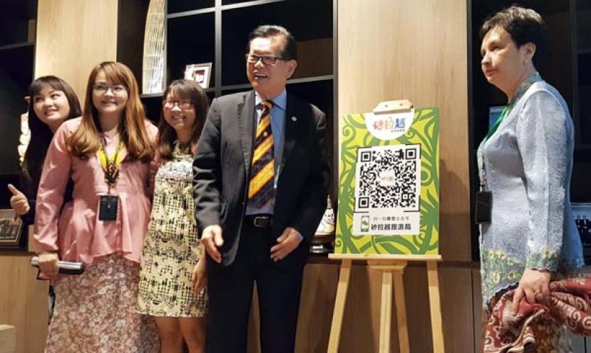 砂旅游、艺术、文化助理部长拿督李景胜（右二）在砂拉越局代局长安佐丽娜蓓德曼（右一起）、负责砂拉越旅游局微信官方账号内容的创意公司TBWA高级品牌经理周怡恬、砂旅游局市场经理（华语市场）黄诗莹及砂旅游局通讯经理郑良爱。