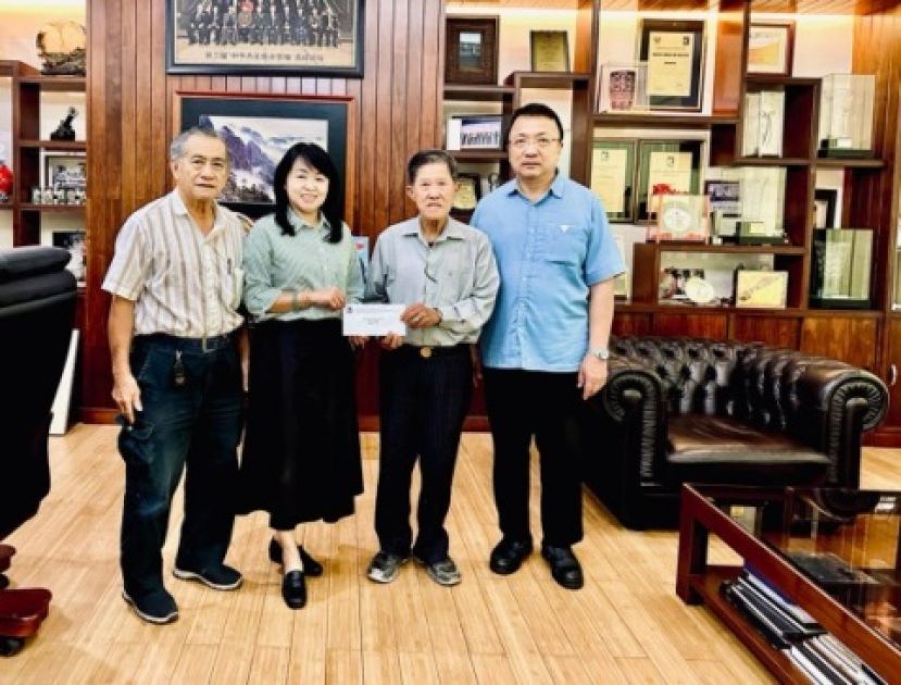 筹委会主席罗绍凤（左二）移交邀请函予利安建筑公司东主兼董联会永久名誉顾问拿督陈悦枝（右二）。右一为大会主席兼董联会会长拿督蔡文铎律师。