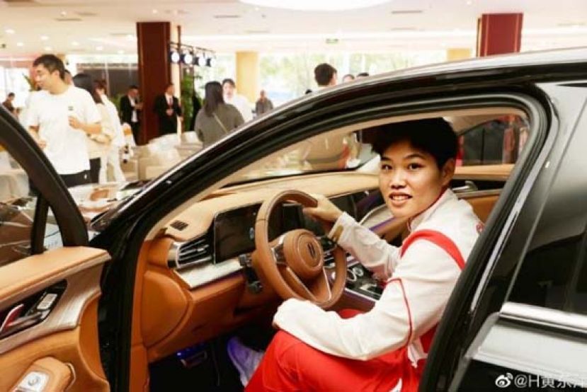 黄东萍30万豪车赠启蒙教练　功成名就未忘师恩