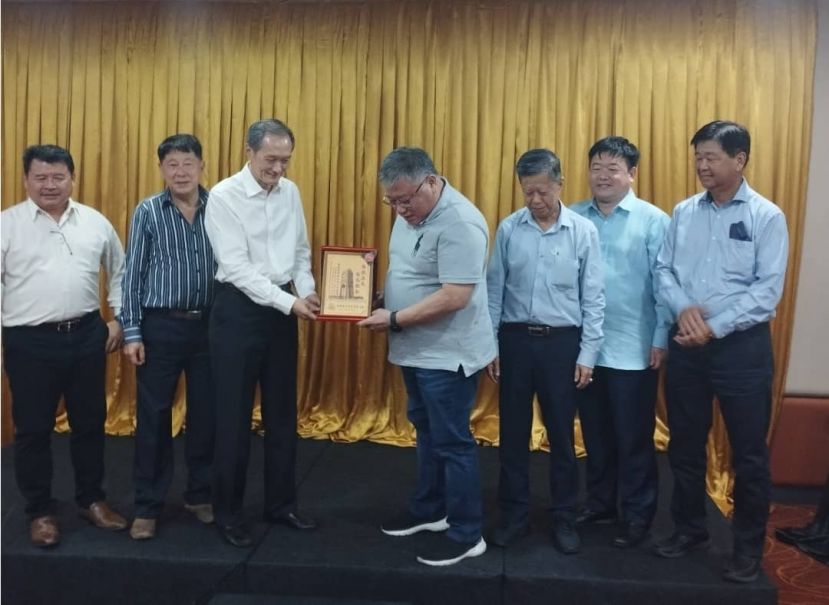 民都鲁中华总商会会长叶绍良(左三)赠送纪念品给予都东区州议员拿督斯里张庆信(中)。左起民都鲁中华总商会秘书长甲必丹方友龙博士、民都鲁中华总商会第三副会长叶乃光；右起民都鲁中华总商会名誉会长杨忠盛、民都鲁中华总商会第一副会长江昌文及砂中总会长拿督陈日枝。