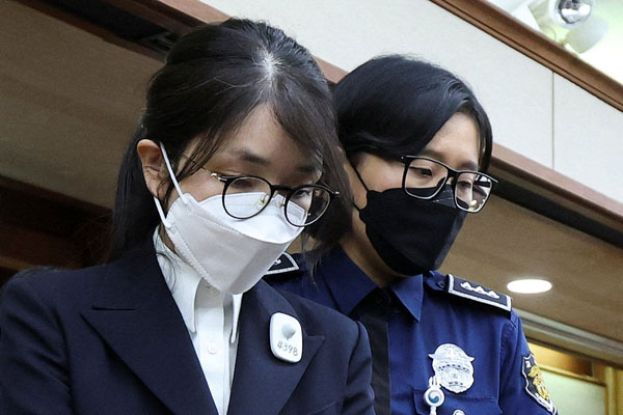 韩国前第一夫人金建希24日下午进入首尔中央地方法院出庭受审。