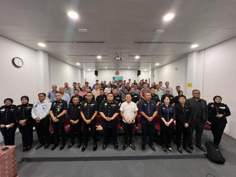 砂拉越罗厘运输总会代表较早前就多项课题亲临陆路交通局，和多个单位进行面对面交流。