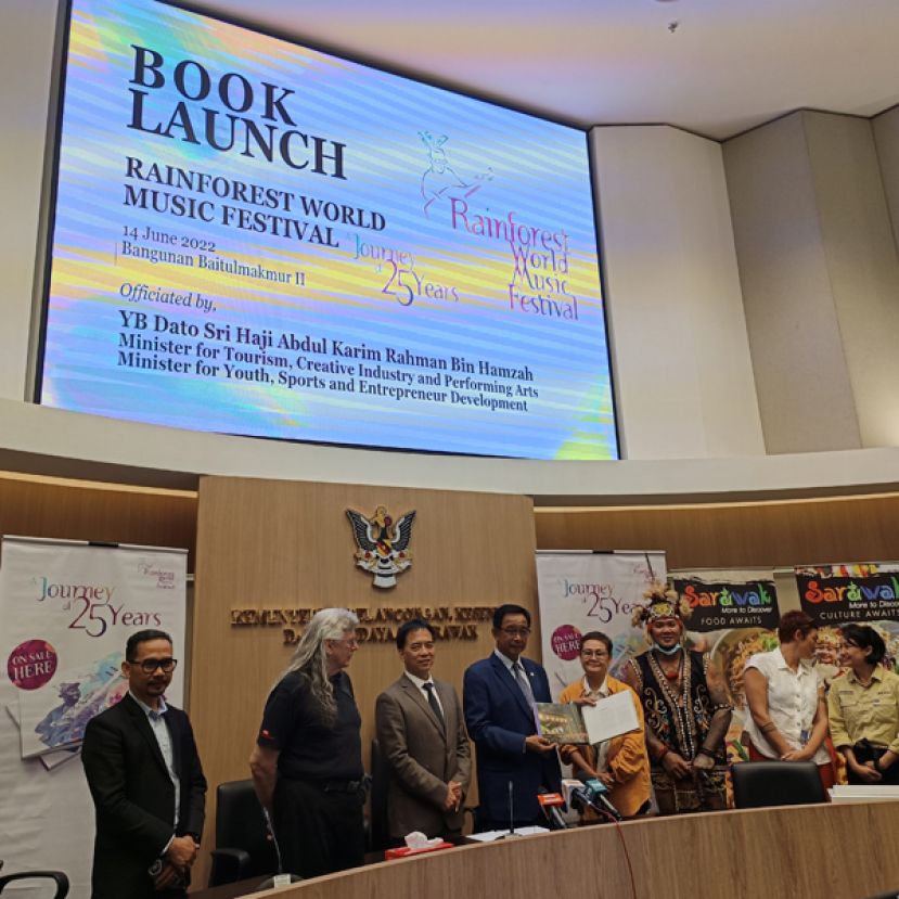 砂旅游、创意和艺术表演部部长拿督斯里阿都卡林（左四）推展&ldquo;世界雨林音乐节25年旅程&rdquo;书籍。