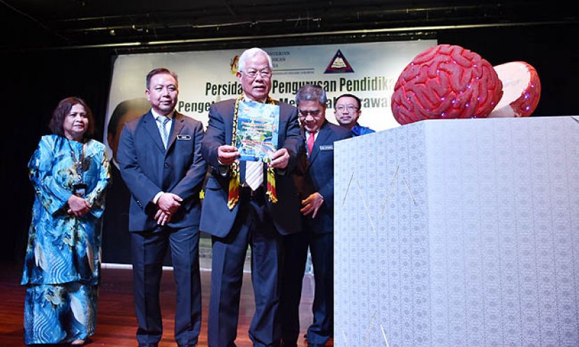 拿督斯里麦哥玛因（左三）代表砂首长阿邦佐哈里为第54届国中校长会议主持开幕。