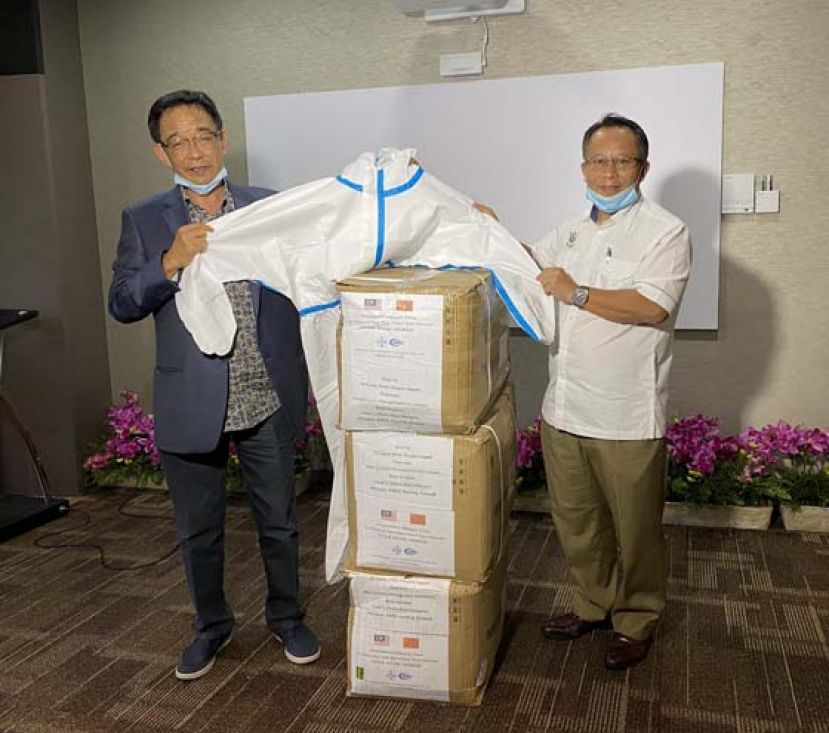 砂拉越灾难管理委员会副主席拿督阿都林（左）向媒体展示中国港湾（马来西亚）有限公司捐献的医疗物质。