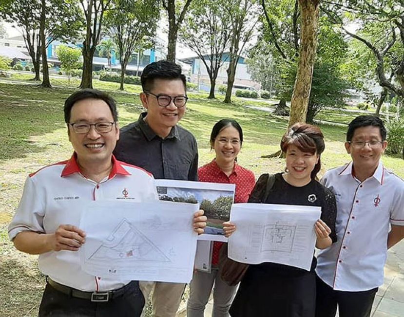 砂行动党主席张健仁（左1）拨款在辉盛公园建公厕。