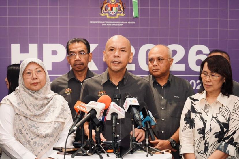 阿米占(中)在官员陪同下召开记者会。