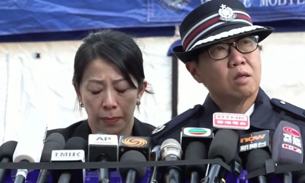警务处伤亡查询中心主管总警司曾淑贤（左）及新界北总区指挥官林敏娴（右）谈及有遗体已变成灰烬，两人均一度哽咽。