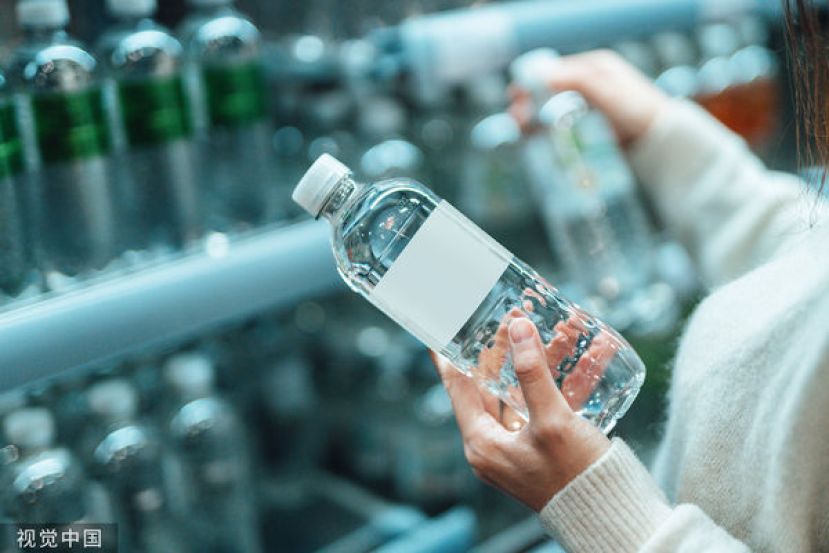 ●若将瓶装水放在车上可能会因为长时间曝晒而释放有害物质。