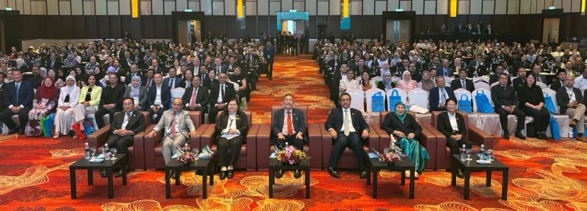 绿色交通创新峰会与会者与嘉宾大合照；前左起为砂拉越技术发展中心执行董事霍尔曼、人力资源部副秘书长（政策）苏德诺、汶莱、印尼、马来西亚和菲律宾东盟东部成长区（BIMP-EAGA）社会文化与教育小组主席安妮莉亚、砂教育、创新及才能发展部长罗伦沙嘉、砂能源及可持续性环境部副部长拿督哈兹兰、砂拉越技术发展中心理事会秘书玛芝娜及砂会议局业务发展与服务总经理阿妮蒂雅。