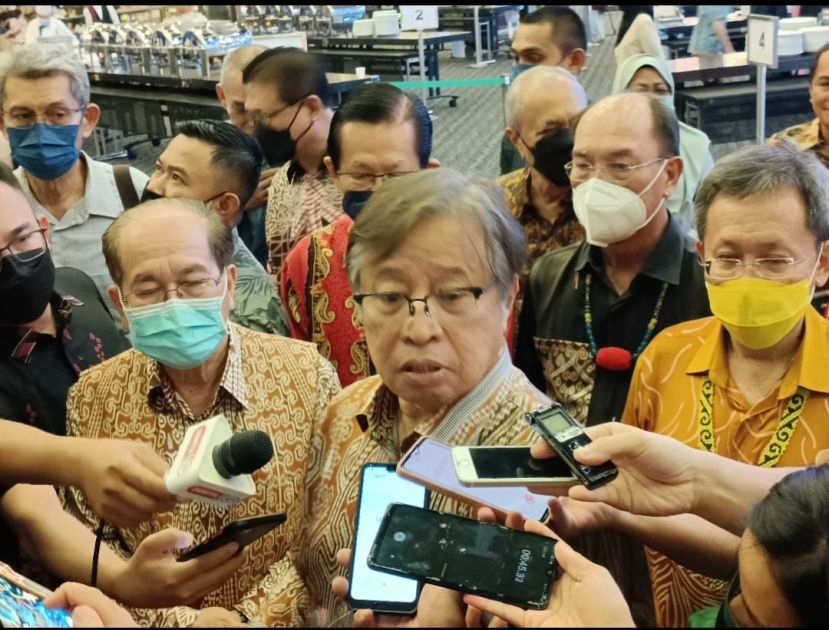 砂总理拿督巴丁宜阿邦佐哈里向媒体发表谈话时摄。