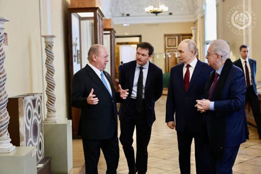 国家元首在普汀陪同下参观冬宫珍藏文物。