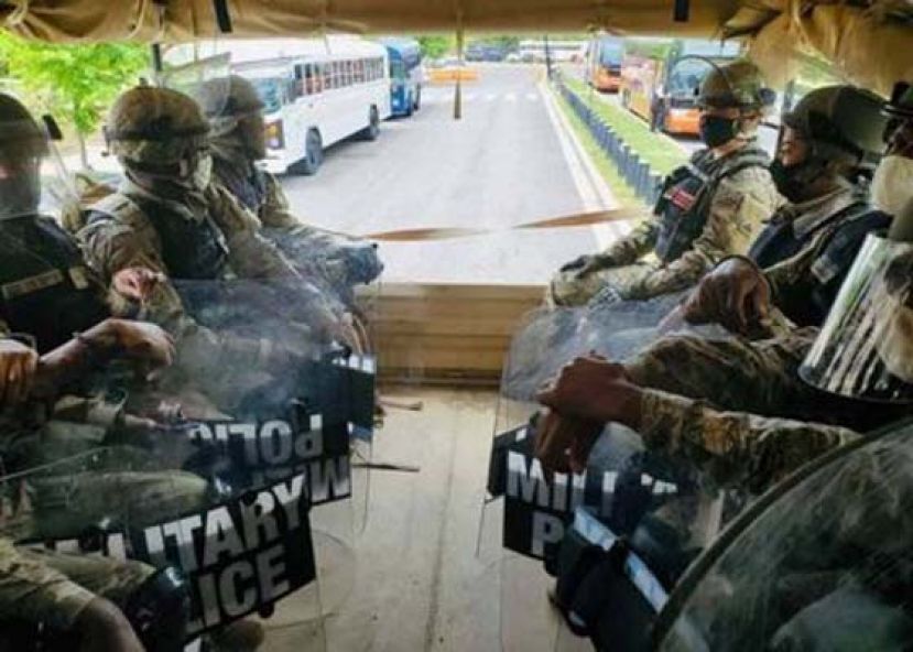 华盛顿特区国民警卫军坐军车巡逻首都街头。