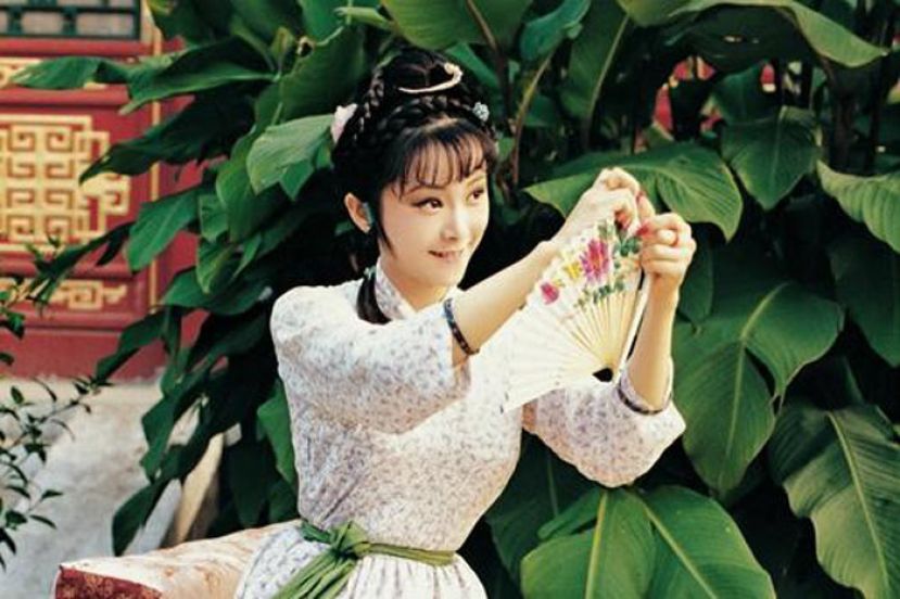 在87版《红楼梦》中，安雯饰演晴雯。