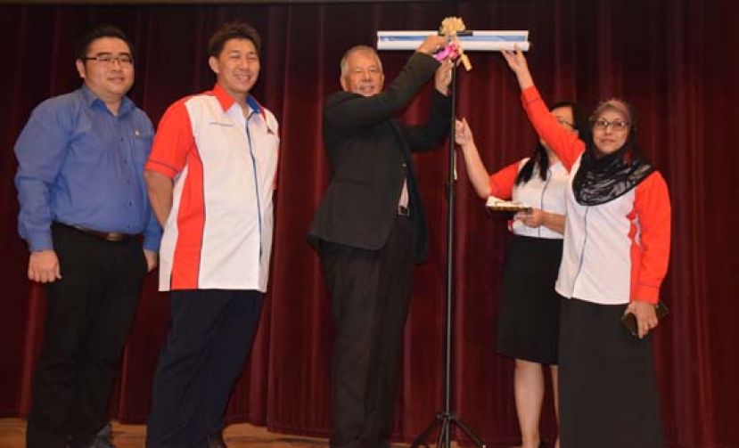 陈超耀(左3)为美里教师职工会工作营主持开幕，右是努莎吉拉西玛。